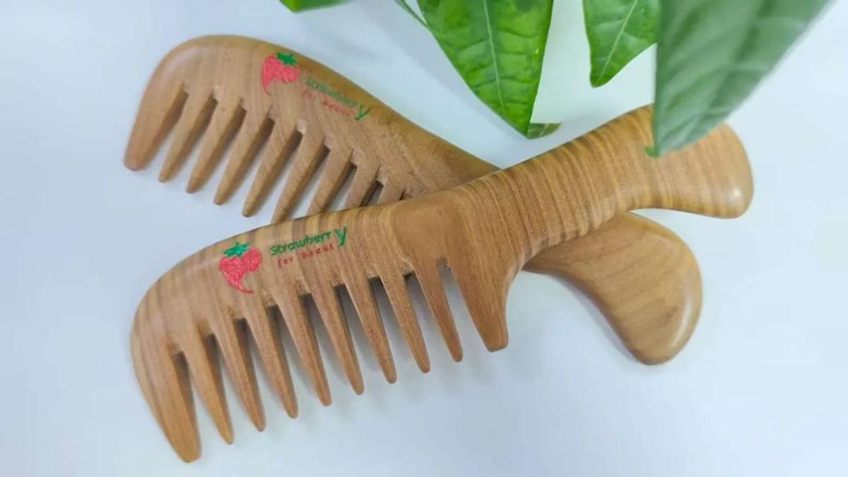 Strawberry Y Natural Green Sandalwood Comb – Wide Tooth for Detangling & Scalp Massage(soon) - Image 1