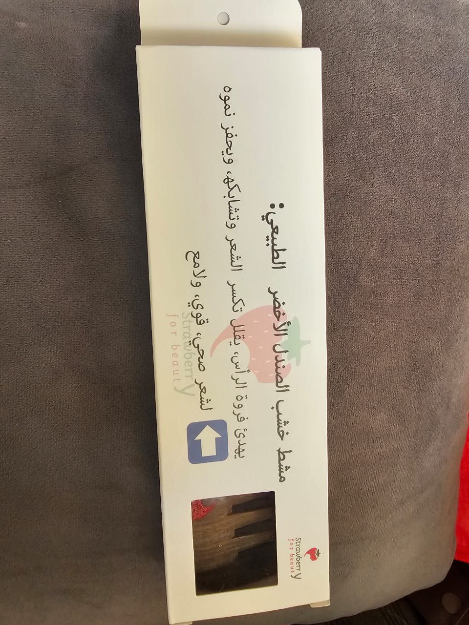 photo_6005956965806755333_y مشط خشب الصندل الأخضر الطبيعي من Strawberry Y – واسع الأسنان لتفكيك التشابك وتحفيز فروة الرأس - الصورة 9