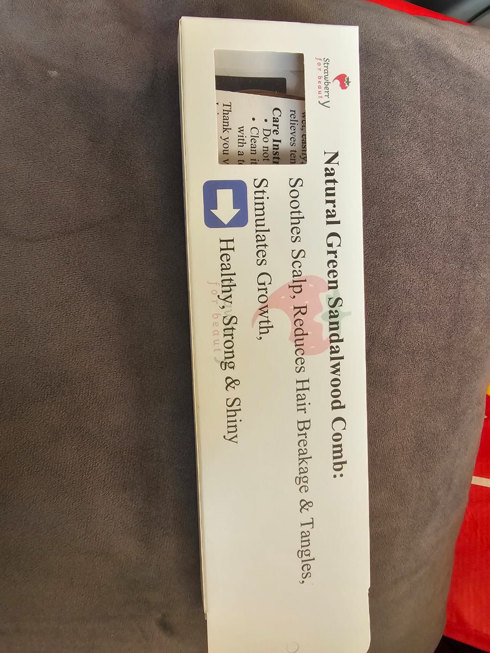 photo_6005956965806755334_y مشط خشب الصندل الأخضر الطبيعي من Strawberry Y – واسع الأسنان لتفكيك التشابك وتحفيز فروة الرأس - الصورة 8