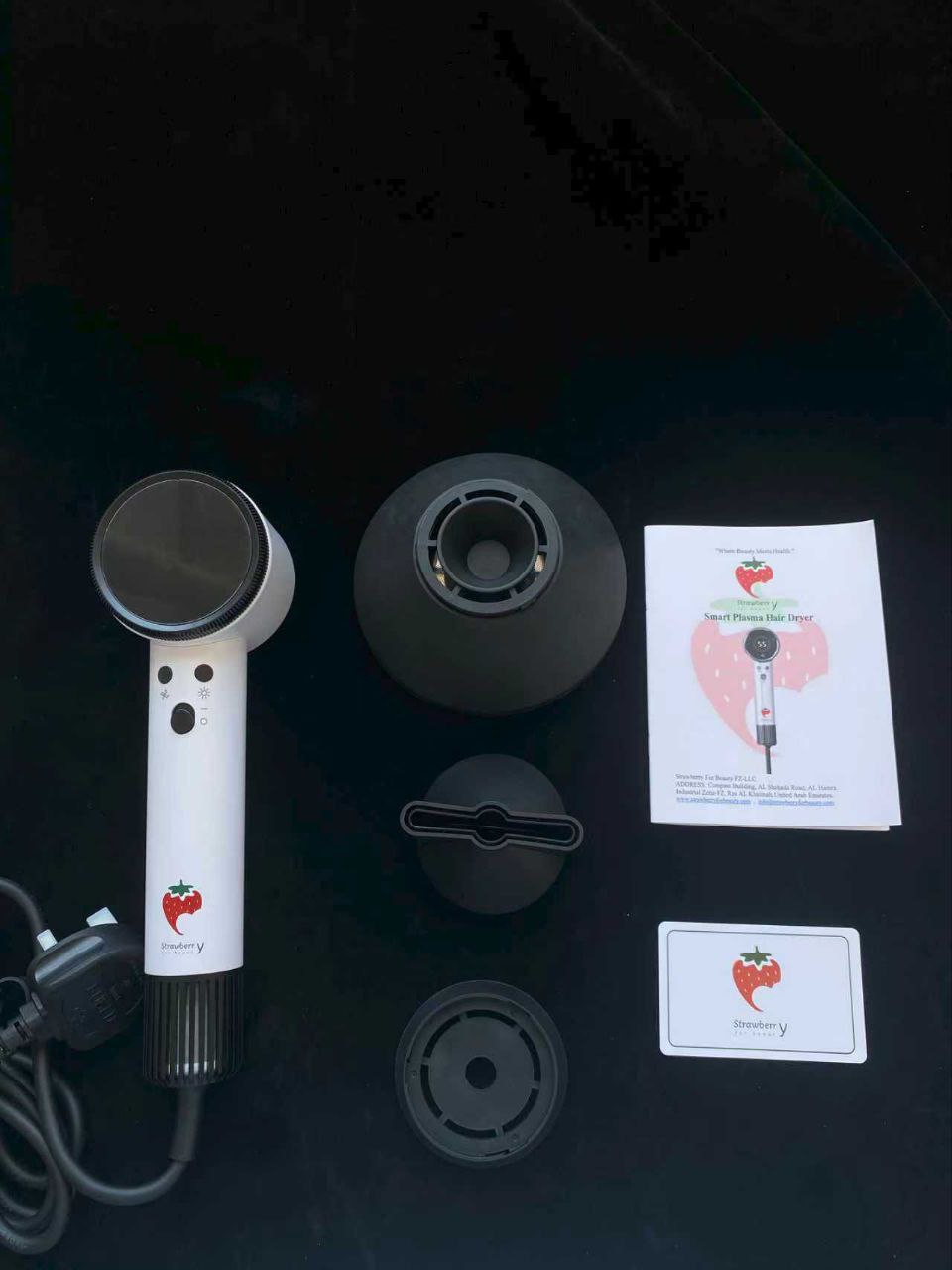 photo_6005956965806755338_y مجفف الشعر الذكي من Strawberry Y – شاشة AI، أيونات سالبة، تحكم حراري وملحقات مغناطيسية(قريبا) - الصورة 7