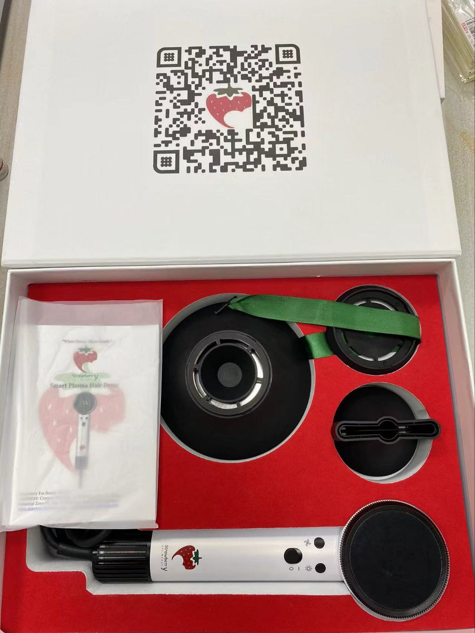 photo_6005956965806755339_y مجفف الشعر الذكي من Strawberry Y – شاشة AI، أيونات سالبة، تحكم حراري وملحقات مغناطيسية(قريبا) - الصورة 6