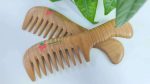 مشط خشب الصندل الأخضر الطبيعي من Strawberry Y – واسع الأسنان لتفكيك التشابك وتحفيز فروة الرأس - الصورة 6