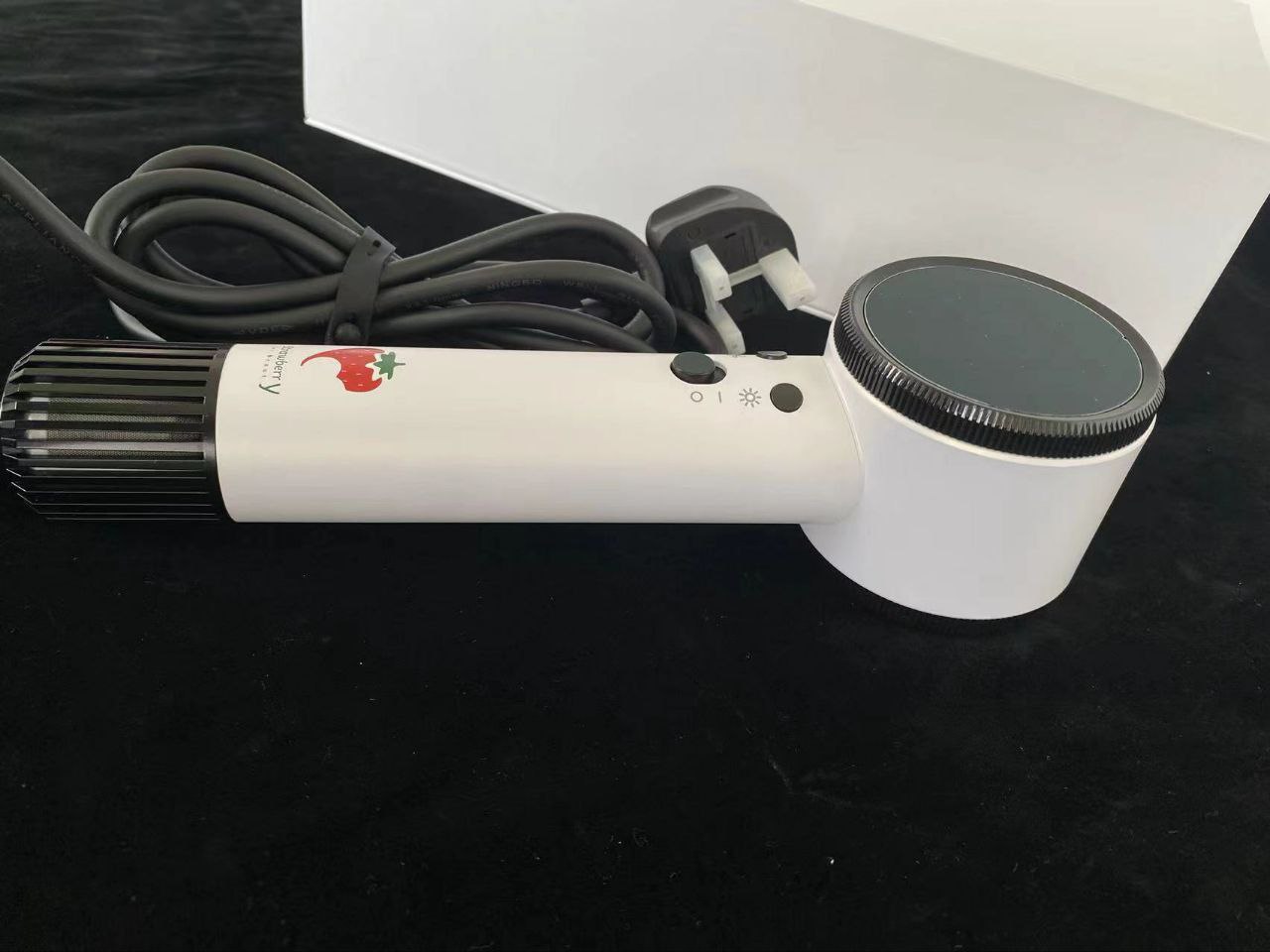 photo_6005956965806755341_y - Copy مجفف الشعر الذكي من Strawberry Y – شاشة AI، أيونات سالبة، تحكم حراري وملحقات مغناطيسية(قريبا) - الصورة 10