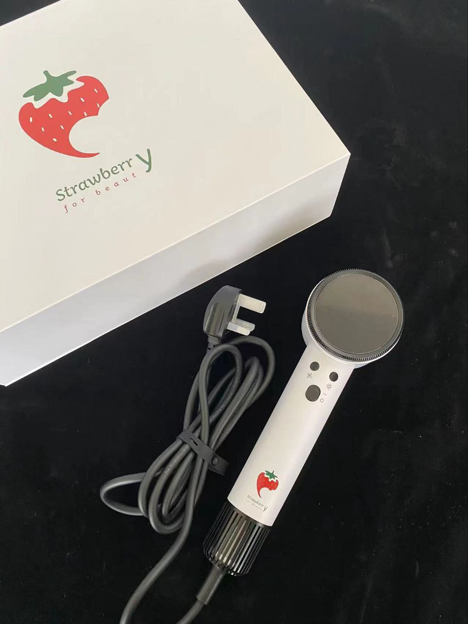 photo_6005956965806755342_y مجفف الشعر الذكي من Strawberry Y – شاشة AI، أيونات سالبة، تحكم حراري وملحقات مغناطيسية(قريبا) - الصورة 9