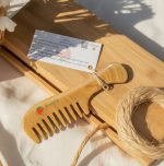 مشط خشب الصندل الأخضر الطبيعي من Strawberry Y – واسع الأسنان لتفكيك التشابك وتحفيز فروة الرأس - الصورة 3