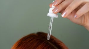 سيروم Strawberry الرباعي + المشط الحراري الأيوني: الروتين الأقوى لعلاج الهيشان والتقصف ونمو الشعر الصحي