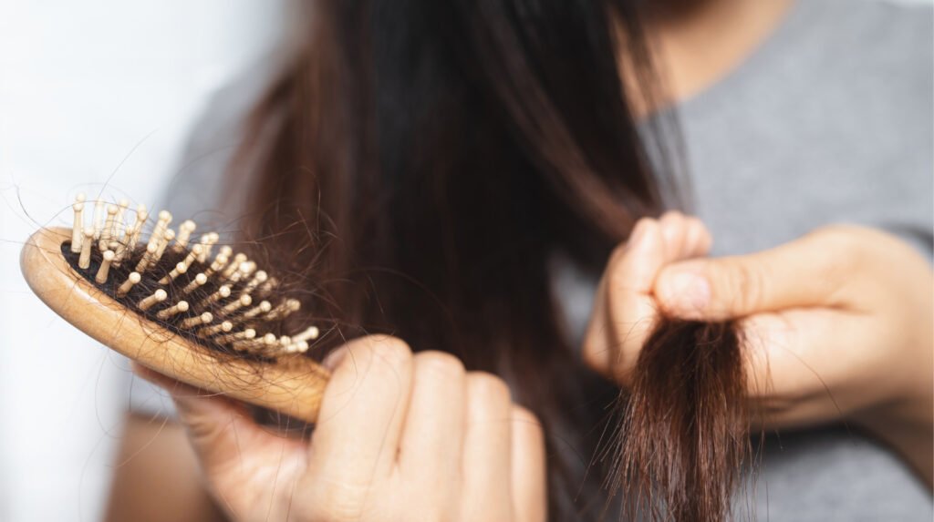 كيف تقلل تساقط الشعر وتحافظ على شعر قوي وصحي؟